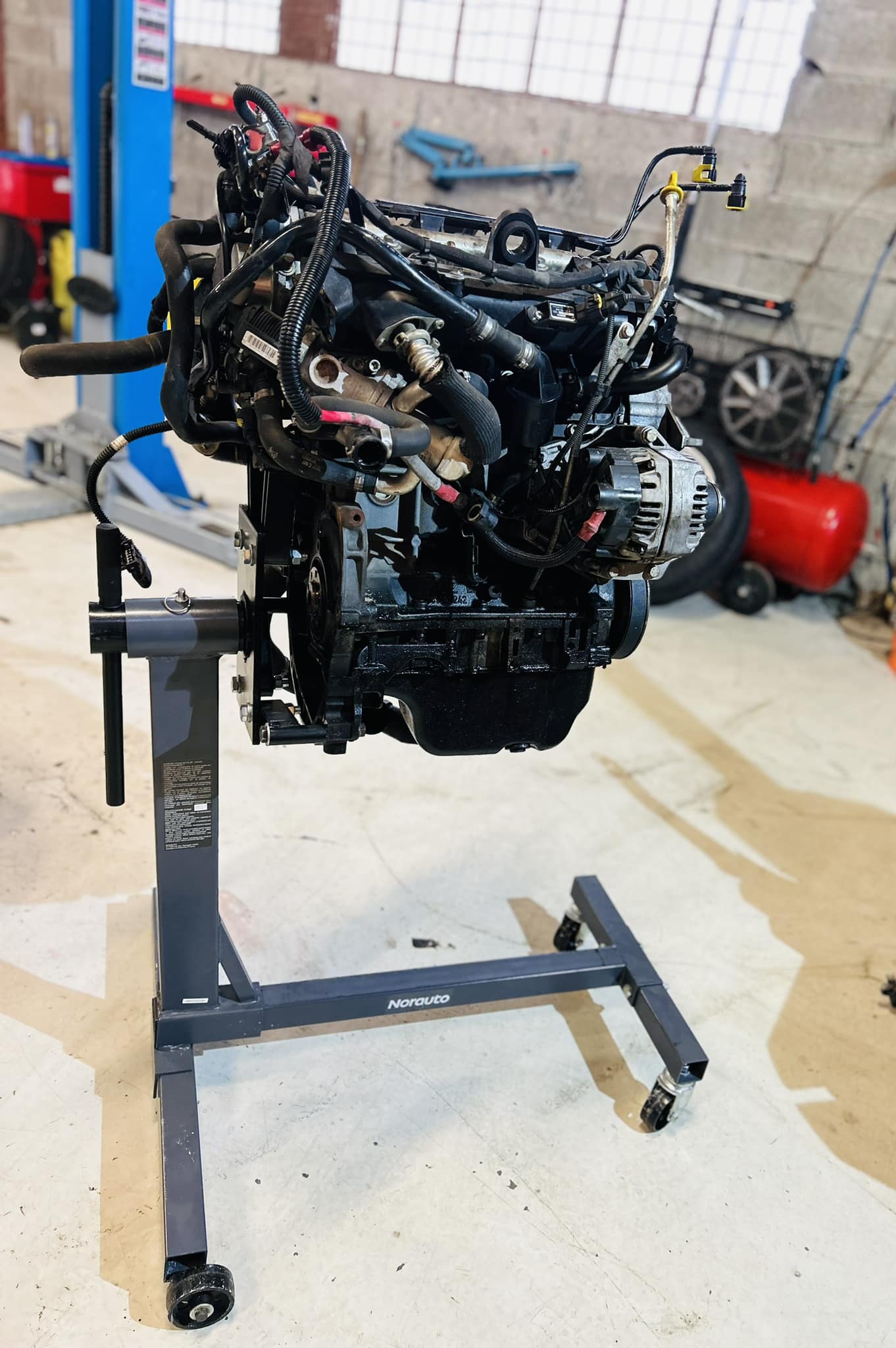 Bloc moteur sorti sur support dans l'atelier