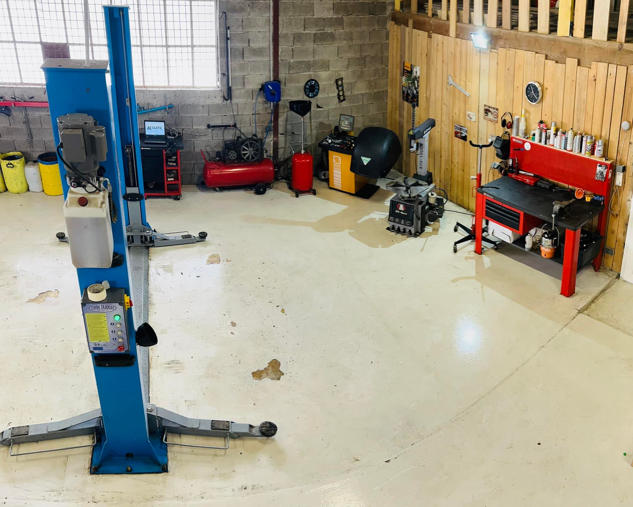 Intérieur du garage Automobiles Julien à Autechaux-Roide