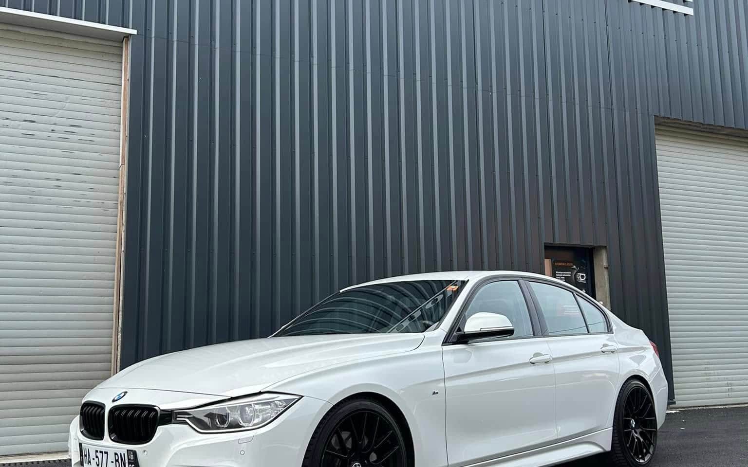 BMW devant le garage Automobiles Julien à Autechaux-Roide