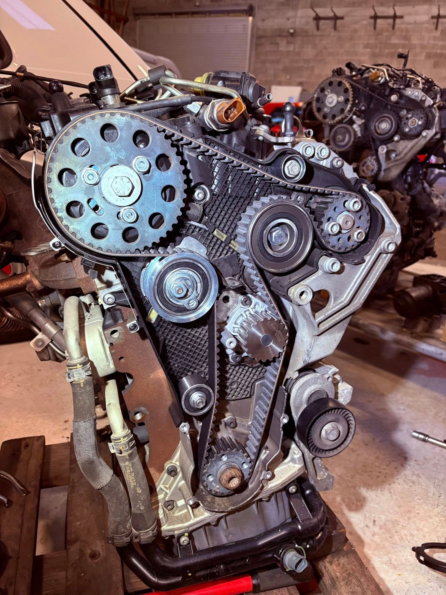 Bloc moteur déposé - distribution visible