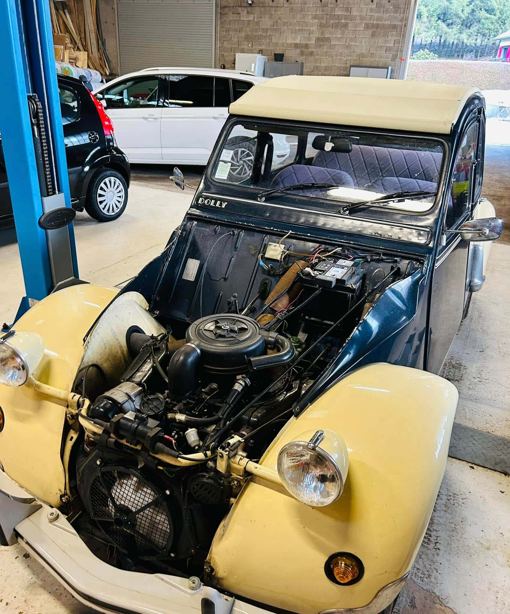 Réparation d'une 2CV dans l'atelier Automobiles Julien
